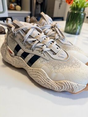 adidas men’s TRAE YOUNG 3
BASKETBALL SHOES size 9.5 new